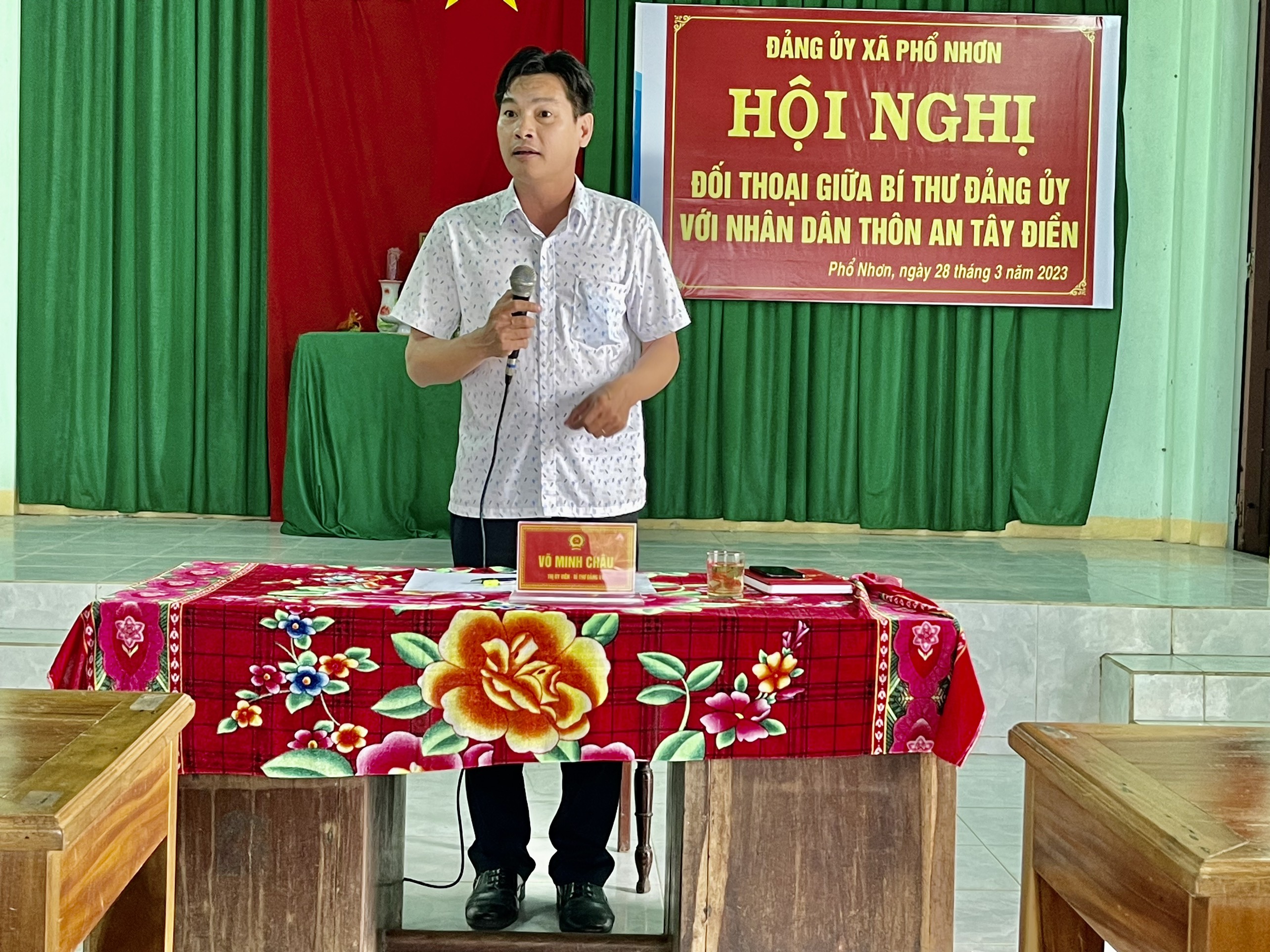 Bí thư Đảng ủy xã Phổ Nhơn tiếp xúc đối thoại với nhân dân thôn An Tây Điền